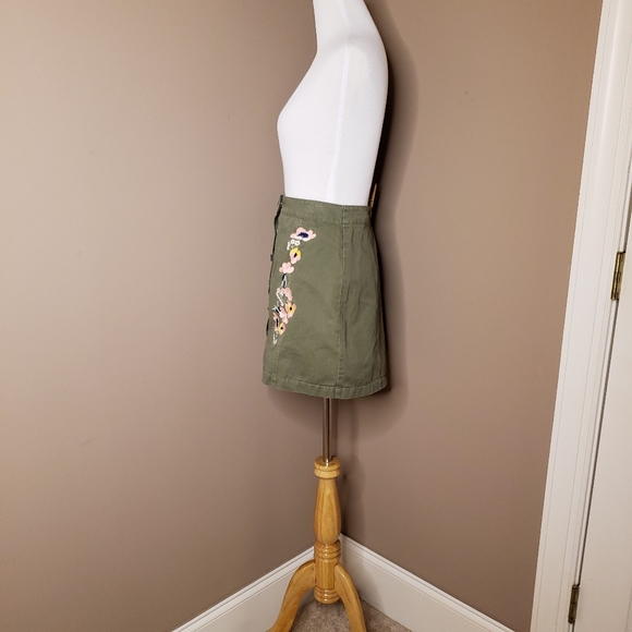 En Creme Floral Embroidered Skirt - Picture 2 of 5